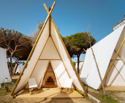 Foto de los alojamientos que ofrece este tented camp junto al mar.
