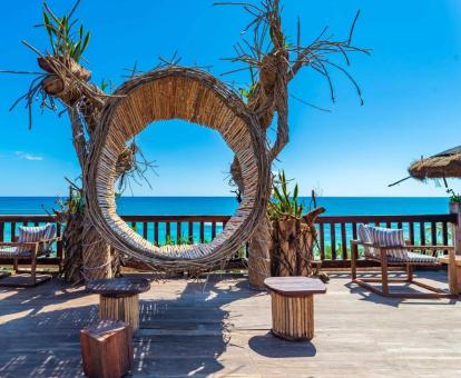 Foto de las instalaciones de este hotel frente al mar.