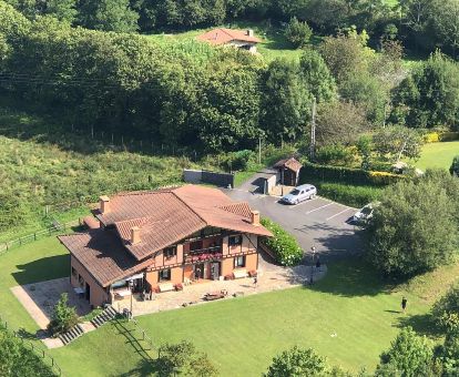 Vista aérea de este hotel rural en un tranquilo entorno rodeado de vegetación.