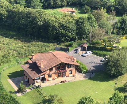 Hotel rural solo para adultos en un tranquilo entorno para descansar, rodeado de naturaleza.