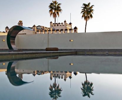 Agradable piscina con chorros de hidroterapia en la azotea de este maravilloso hotel.
