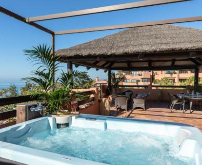 Foto de la Suite del Mar con terraza y bañera de hidromasajes al aire libre.