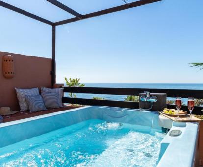 Foto de la Suite del Mar con bañera de hidromasajes privada y vistas al mar.