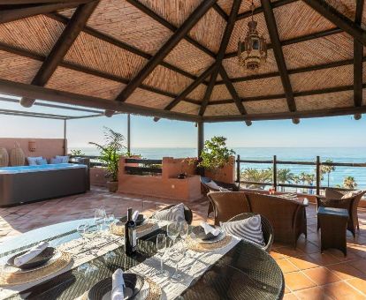 Gran terraza con mobiliario, vistas al mar y jacuzzi privado de la Suite del Mar de este hotel ideal para parejas.