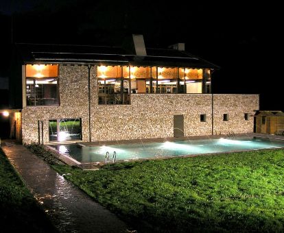 Edificio de estilo rural con piscina exterior ideal para estancias en pareja.