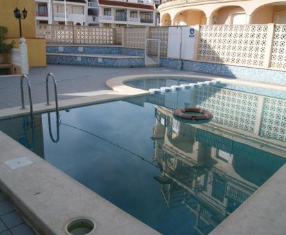 Foto de la piscina al aire libre disponible todo el año de este alojamiento.