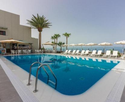 Foto de la piscina al aire libre disponible todo el año de este aparthotel.