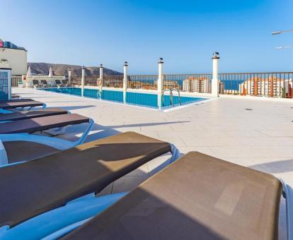 Foto de la terraza solarium con piscina y vistas al mar.