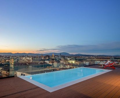 Fabulosa piscina de borde infinito con espectaculares vistas de este maravilloso aparthotel.