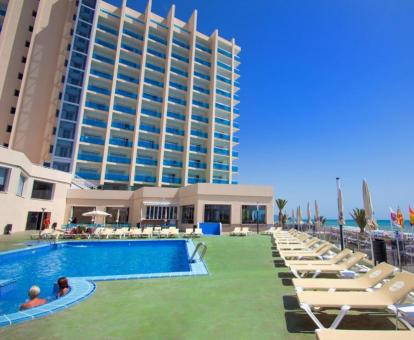 Foto de la piscina al aire libre disponible todo el año de este hotel.