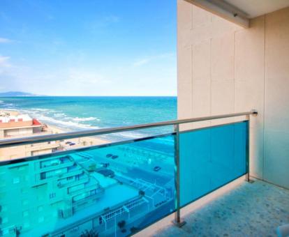 Foto de las instalaciones de este hotel con vistas al mar.