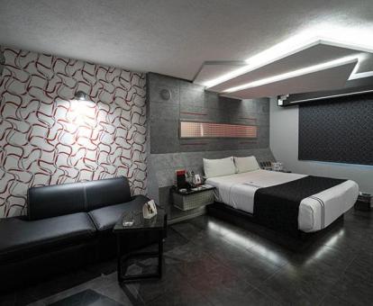 Foto de una de las habitaciones de este hotel solo para adultos.