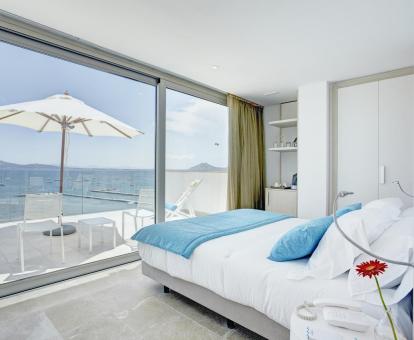 Foto de una de las luminosas habitaciones con terraza privada y vistas al mar.