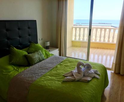 Foto del dormitorio con terraza privada y vistas a la playa.