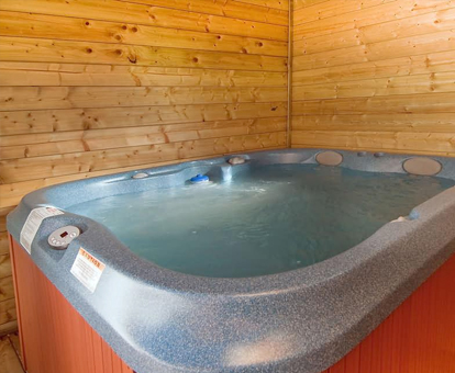 Foto del jacuzzi de madera que se encuentra en la casa La Tia Nicolasa de Ciudad Real