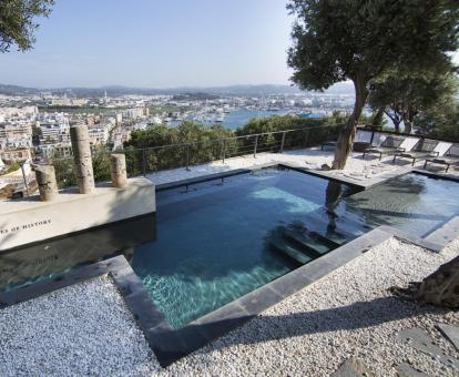Foto de la agradable piscina al aire libre con impresionantes vistas a la ciudad y al mar.