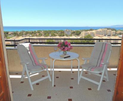 Foto de la terraza con comedor exterior y vistas al mar de este apartamento.