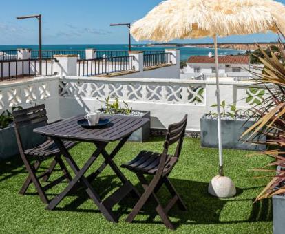 Foto de la terraza con comedor exterior y vistas al mar de uno de los apartamentos de este establecimiento.