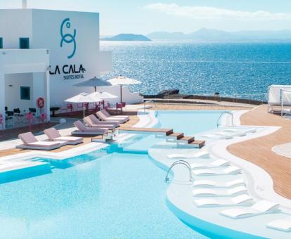 Foto de la piscina al aire libre disponible todo el año de este hotel con vistas al mar.