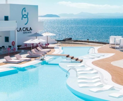 Foto de las instalaciones del hotel con vistas al mar.