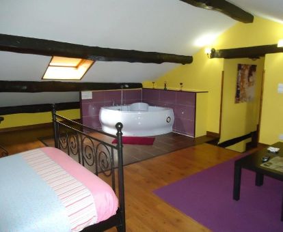 Una de las habitaciones con bañera de hidromasaje privada de este acogedor hotel rural.