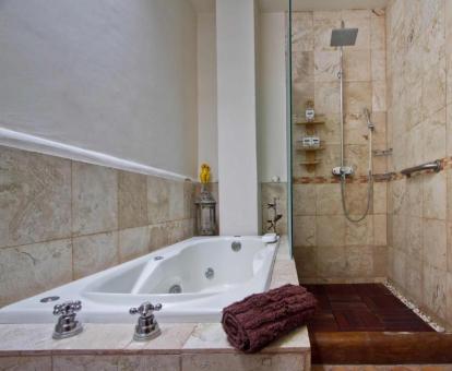 Foto de la bañera de hidromasaje privada de una de las habitaciones del hotel.