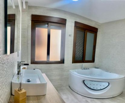 Baño con una fabulosa bañera de hidromasaje privada de este apartamento ideal para estancias en pareja.