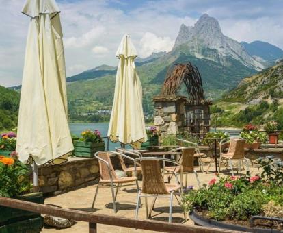 Foto de la terraza de este hotel con espectculares vistas a la naturaleza.