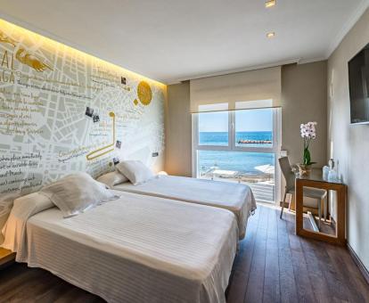 Foto de una de las habitaciones con vistas al mar de este hotel.