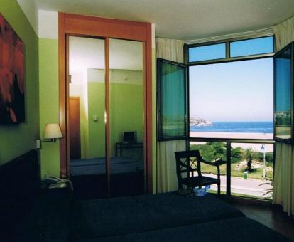 Foto de una de las habitaciones con vistas al mar del hotel.