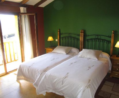 Una de las habitaciones de estilo tradicional con balcón y vistas de este hotel solo para adultos.