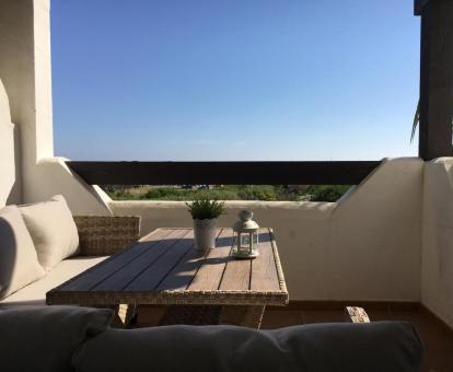 Foto de las terraza con vistas al mar y a los alrededores de uno de los apartamentos.