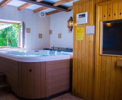 Acogedor espacio de bienestar con un gran jacuzzi y sauna de este alojamiento ideal para parejas.