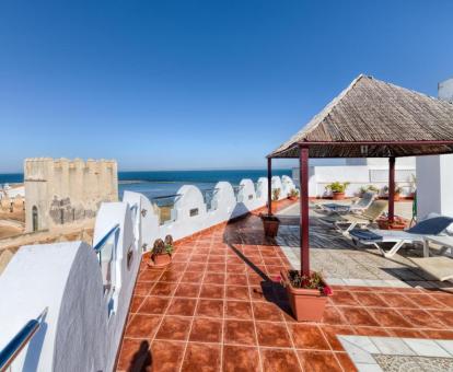 Foto de la terraza solarium con vistas al mar del hotel.