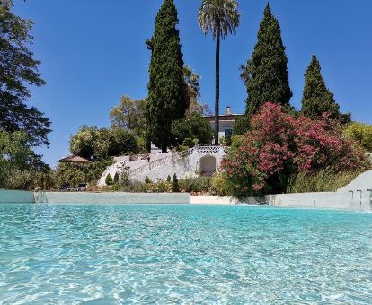 Exteriores de este alojamiento rural con bellos jardines y piscina exterior.