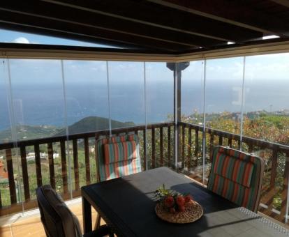 Foto de la terraza de esta casa rural con vistas al mar.