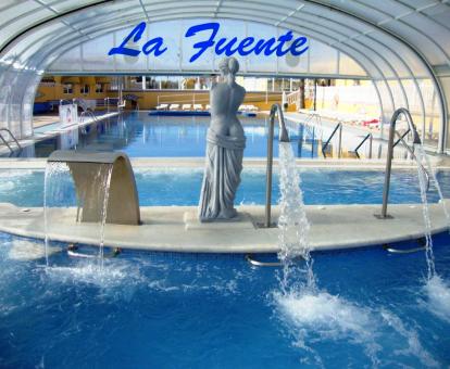 Foto de la piscina cubierta y al aire libre disponible todo el año de este alojamiento.