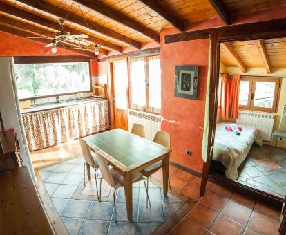 Interior de uno de los apartamentos acogedores de este alojamiento ideal para parejas.