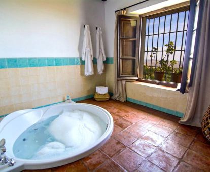 Espacio con bañera de hidromasaje privada de la suite de este hotel rural.