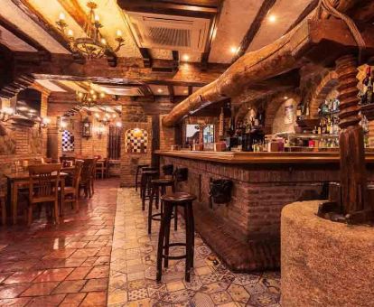 Acogedor bar de estilo rústico de este hotel rural ideal para parejas.