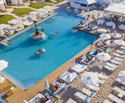 Foto de la amplia piscina con zona chill-out del resort.