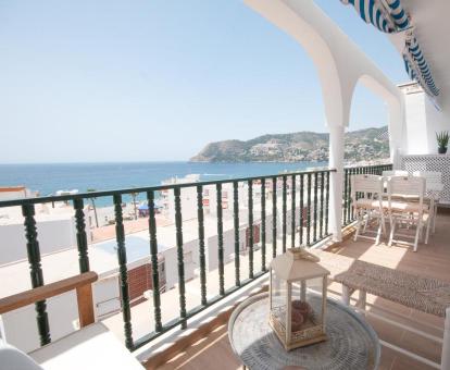 Foto de las instalaciones de este hotel con vistas al mar.