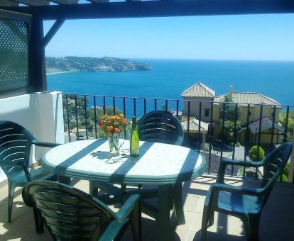 Foto de las instalaciones de este hotel con vistas al mar.