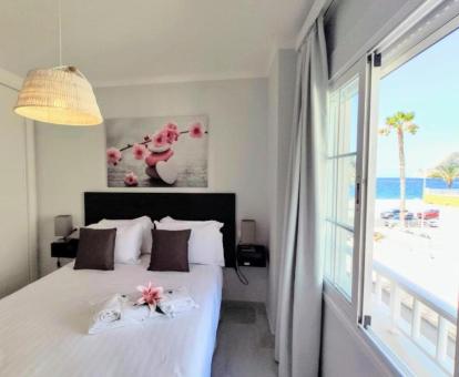 Foto de las instalaciones de este hotel con vistas al mar.