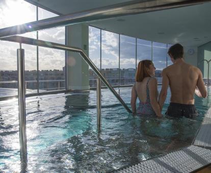 Foto de la maravillosa piscina de hidroterapia con vistas a la ciudad del spa.
