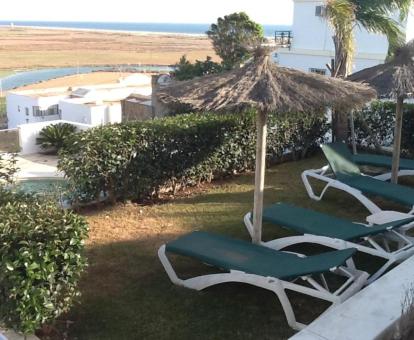 Fotos de la terraza ajardinada con tumbonas y vistas al mar de este estudio.