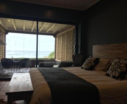 Foto de una de las habitaciones con vistas al mar.
