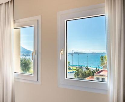 Foto de las vistas al mar desde la ventana de una de las habitaciones del hotel.