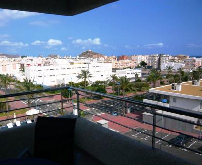 Foto del balcón con vistas al mar y a la ciudad de este apartamento.