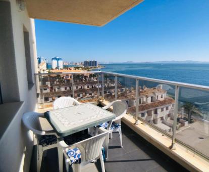 Foto de la terraza amueblada con vistas al mar de uno de los apartamentos de este alojamiento.